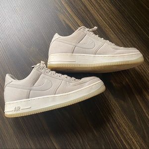 LIGHT GREY AIR FORCE 1’s